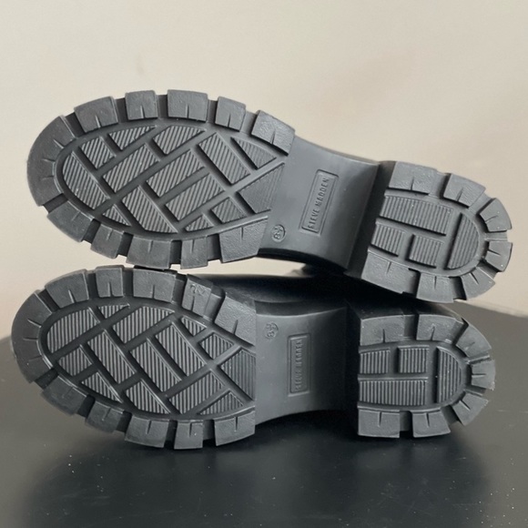 **SOLD** Steve Madden Women's Howler Chelsea Combat Boot
Black Size 8.5 - Picture 12 of 13